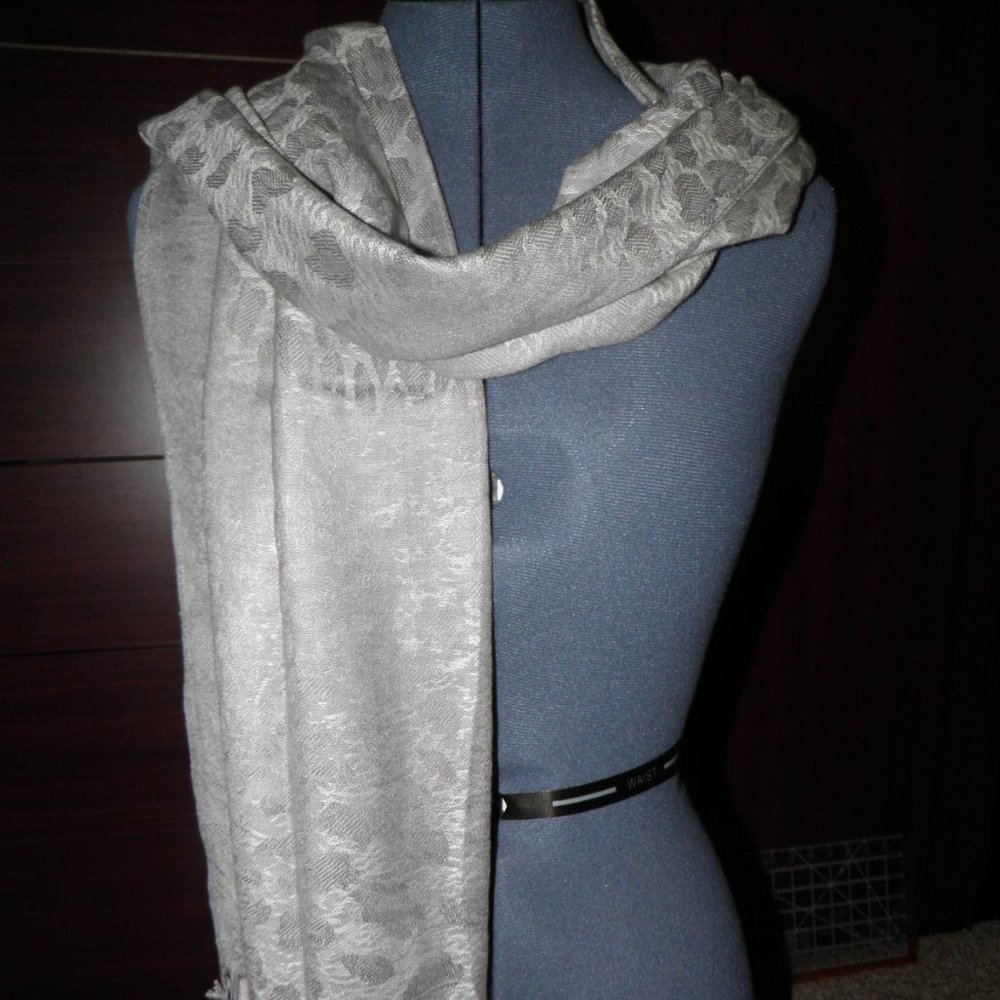 SHIMMERY SCARF - SILVER/GRAY